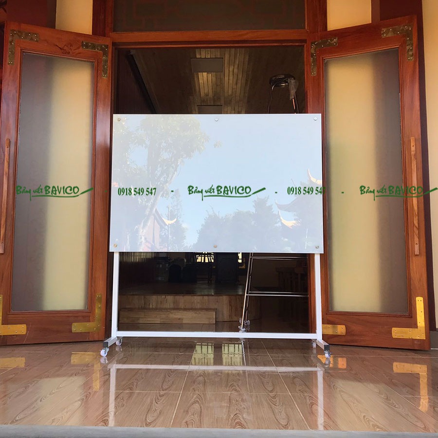 bang-kinh-van-phong-co-chan