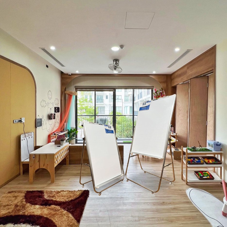 Bảng Flipchart viết bút lông Poly Taiwan chân inox có bánh xe