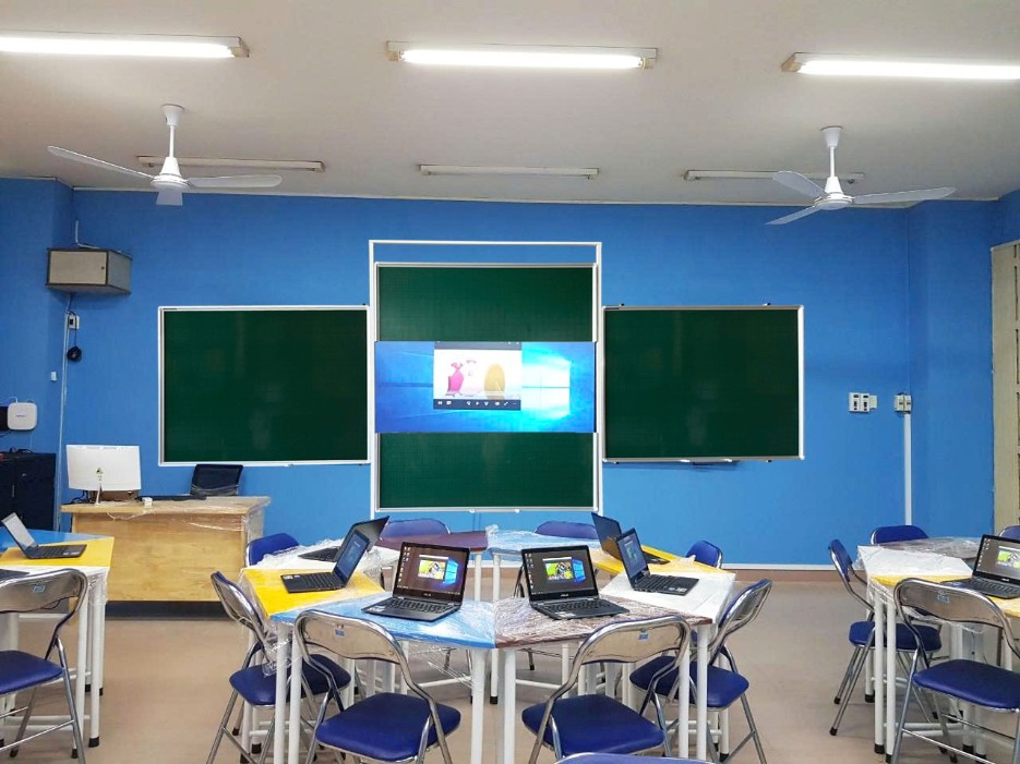 Bảng trượt đứng nguyên khối kết hợp TV / Bảng thông minh