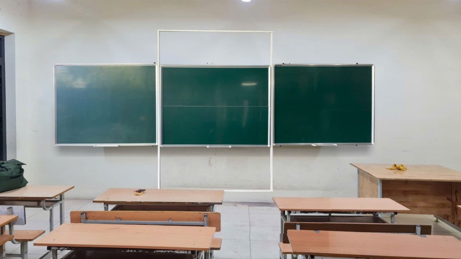 Bảng trượt đứng nguyên khối kết hợp TV / Bảng thông minh