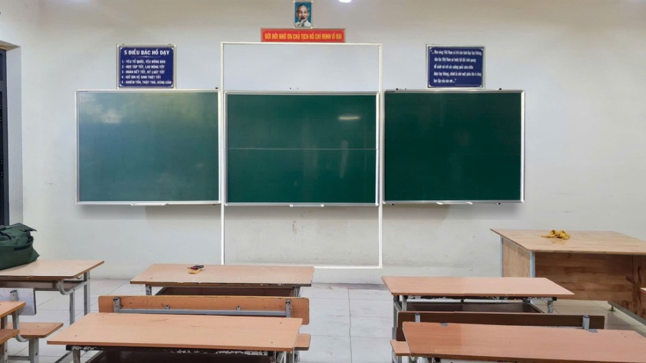 Bảng trượt đứng nguyên khối kết hợp TV / Bảng thông minh