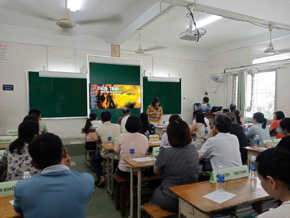 Bảng trượt đứng nguyên khối kết hợp TV / Bảng thông minh